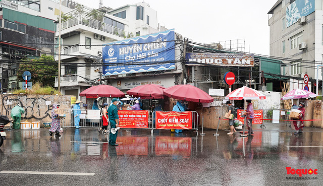 Hà Nội: Dừng cấp giấy ra vào cho người dân phường Chương Dương - Ảnh 1.