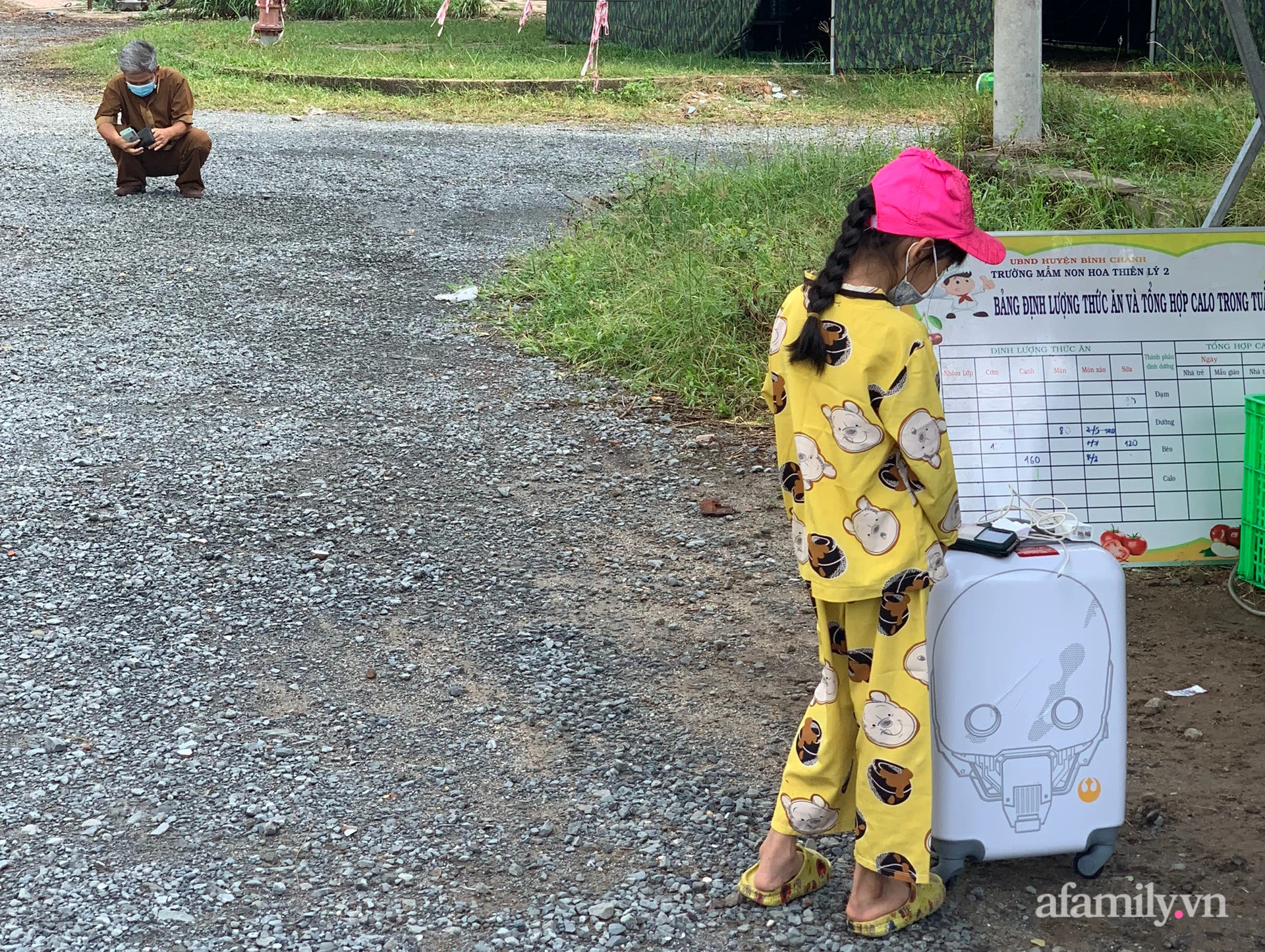 Hình ảnh nghẹn ngào: Bà đã mất vì COVID-19, bé gái 7 tuổi thương ông còn dương tính, chào mãi mà không chịu về nhà - Ảnh 2.