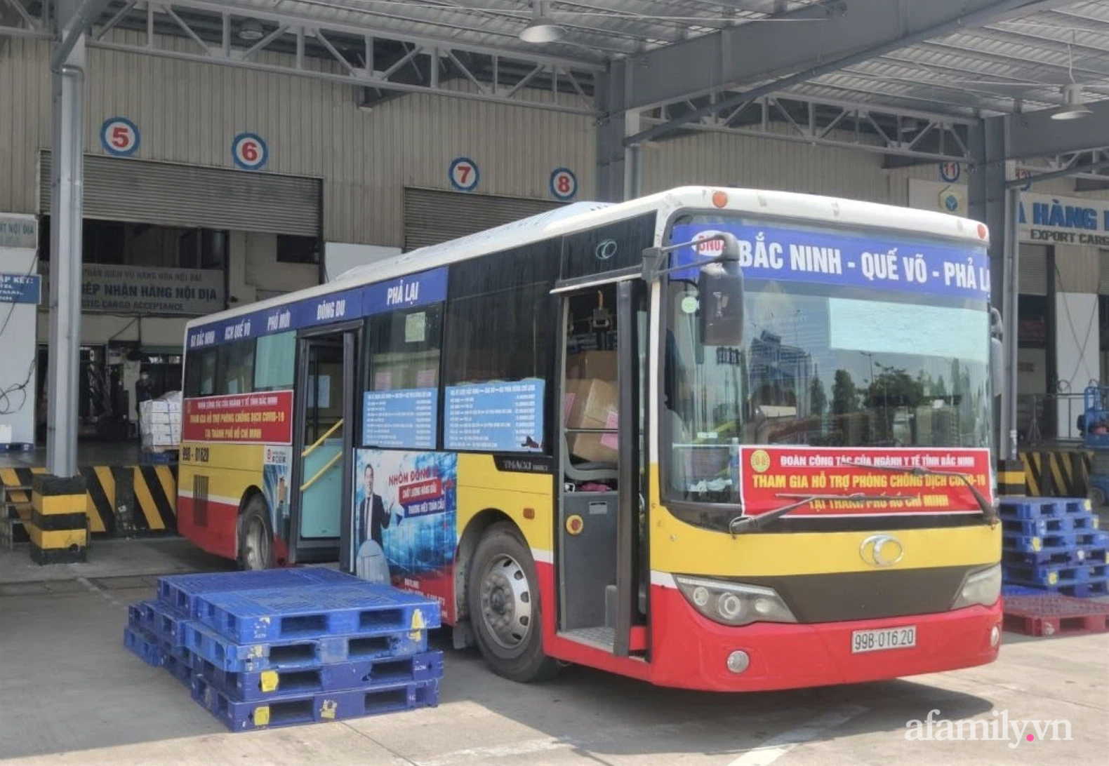 2 chuyến bay &quot;đặc biệt&quot; đưa 180 y bác sĩ Bệnh viện Bạch Mai và 3 tấn hàng hóa vào chi viện cho miền Nam - Ảnh 3.