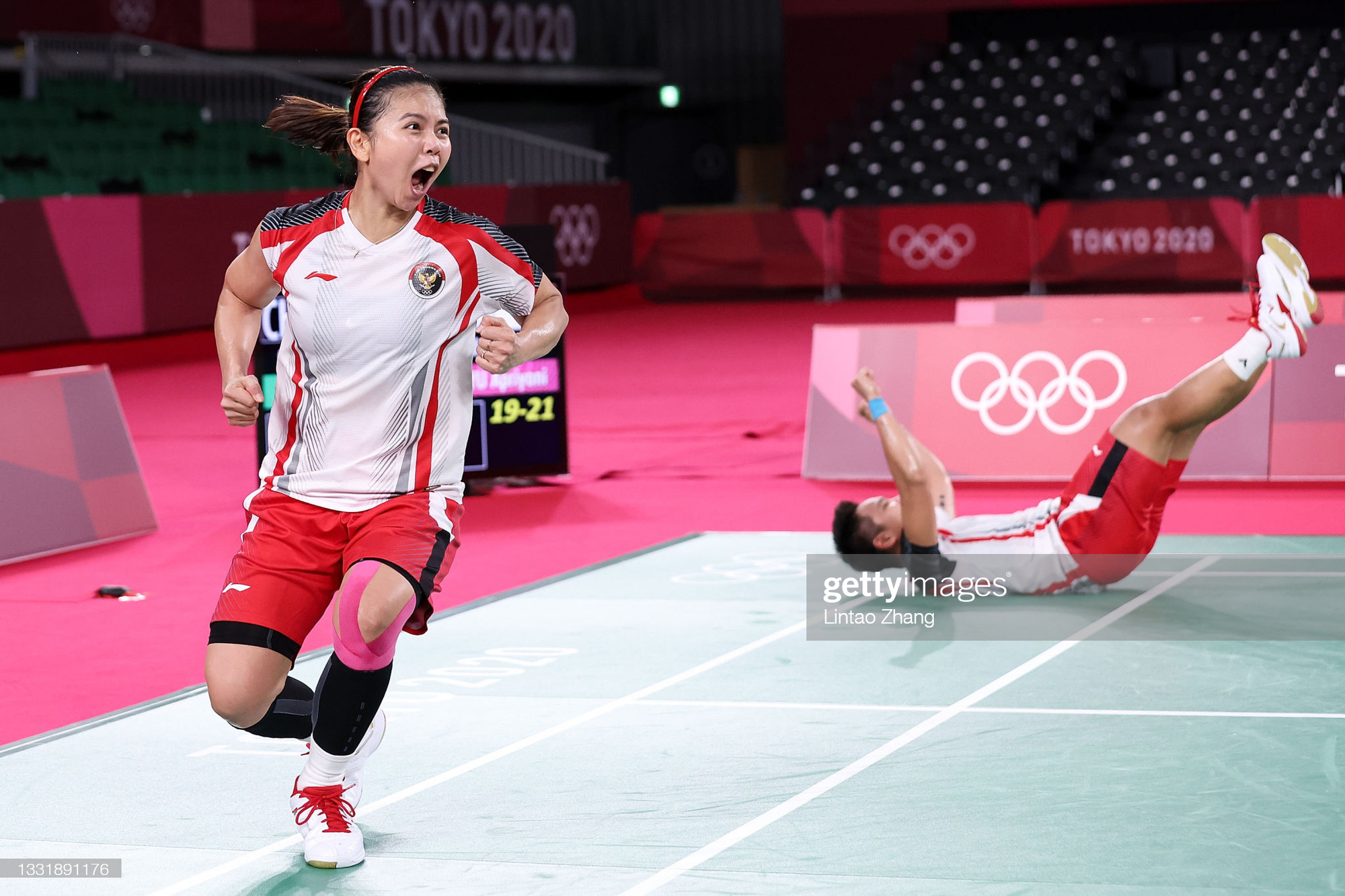 Sau bùng nổ trên sân, cặp đôi HCV Olympic cầu lông của Indonesia cúi người tỏ lòng biết ơn đầy xúc động - Ảnh 1.