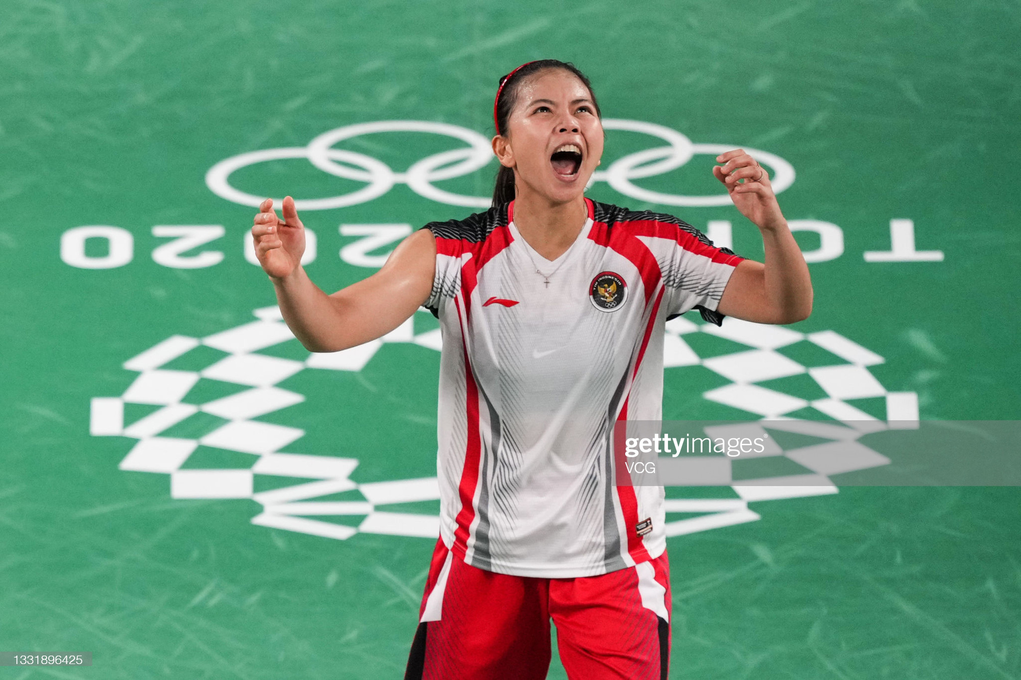 Sau bùng nổ trên sân, cặp đôi HCV Olympic cầu lông của Indonesia cúi người tỏ lòng biết ơn đầy xúc động - Ảnh 5.