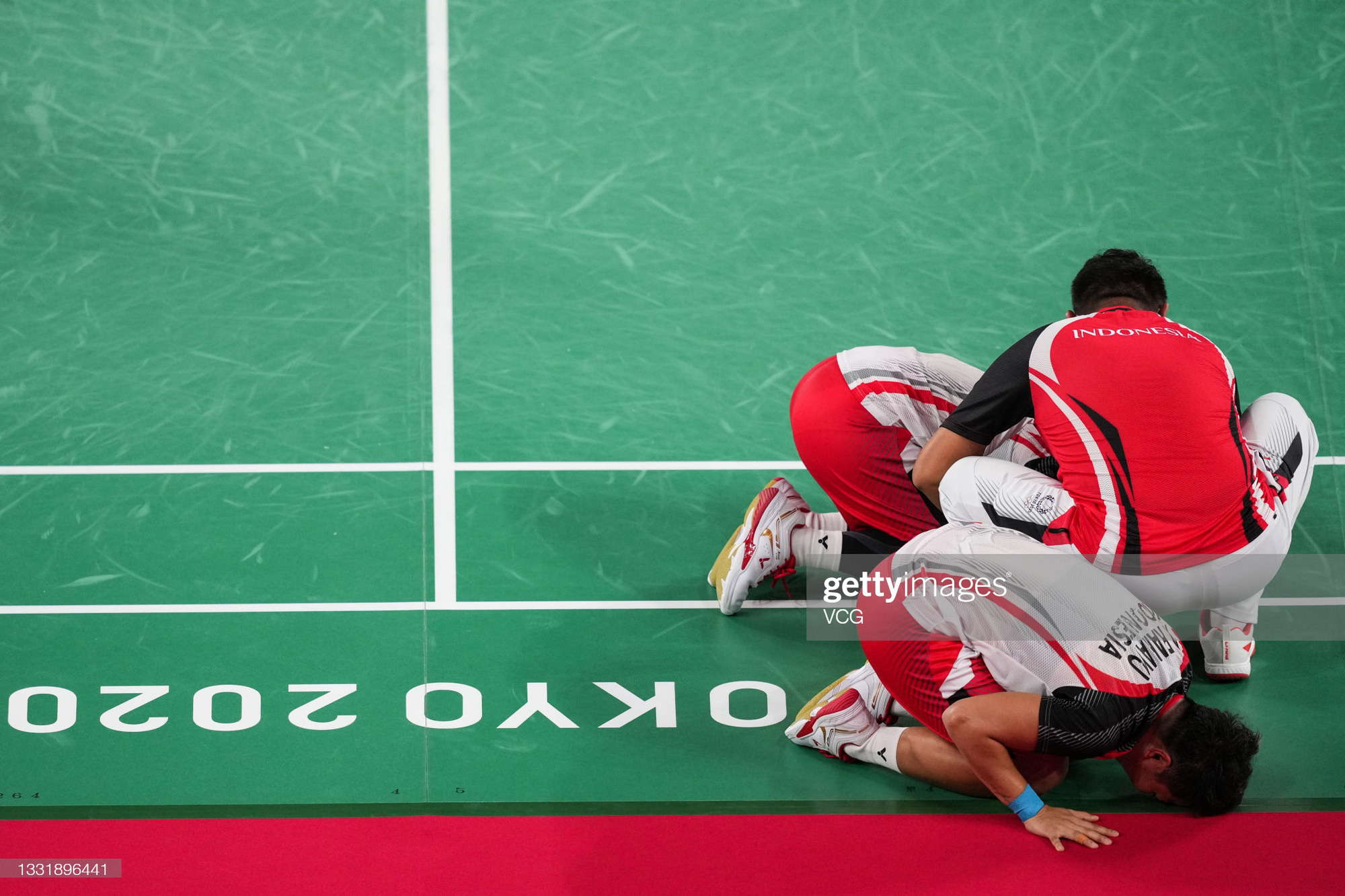 Sau bùng nổ trên sân, cặp đôi HCV Olympic cầu lông của Indonesia cúi người tỏ lòng biết ơn đầy xúc động - Ảnh 4.