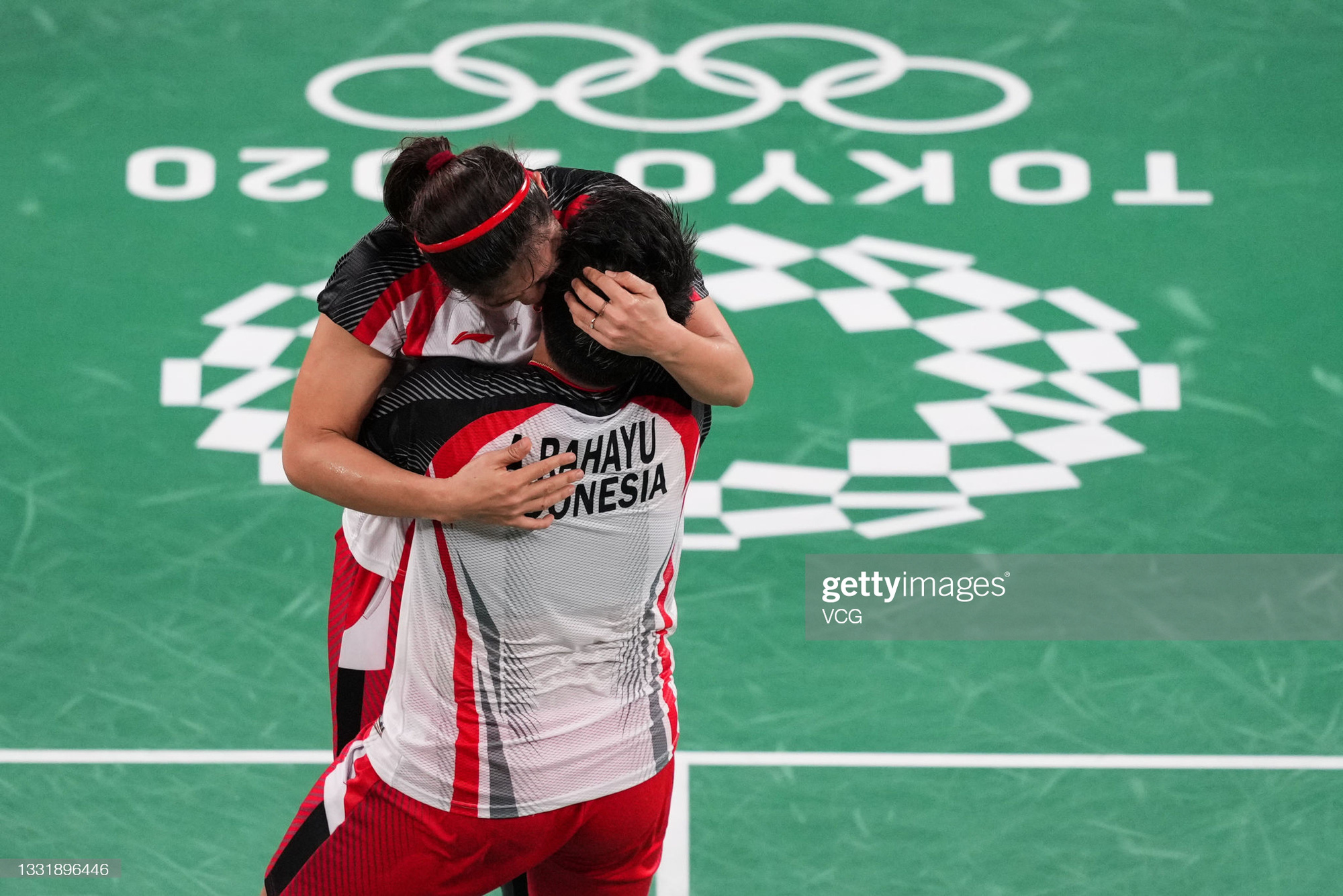 Sau bùng nổ trên sân, cặp đôi HCV Olympic cầu lông của Indonesia cúi người tỏ lòng biết ơn đầy xúc động - Ảnh 2.