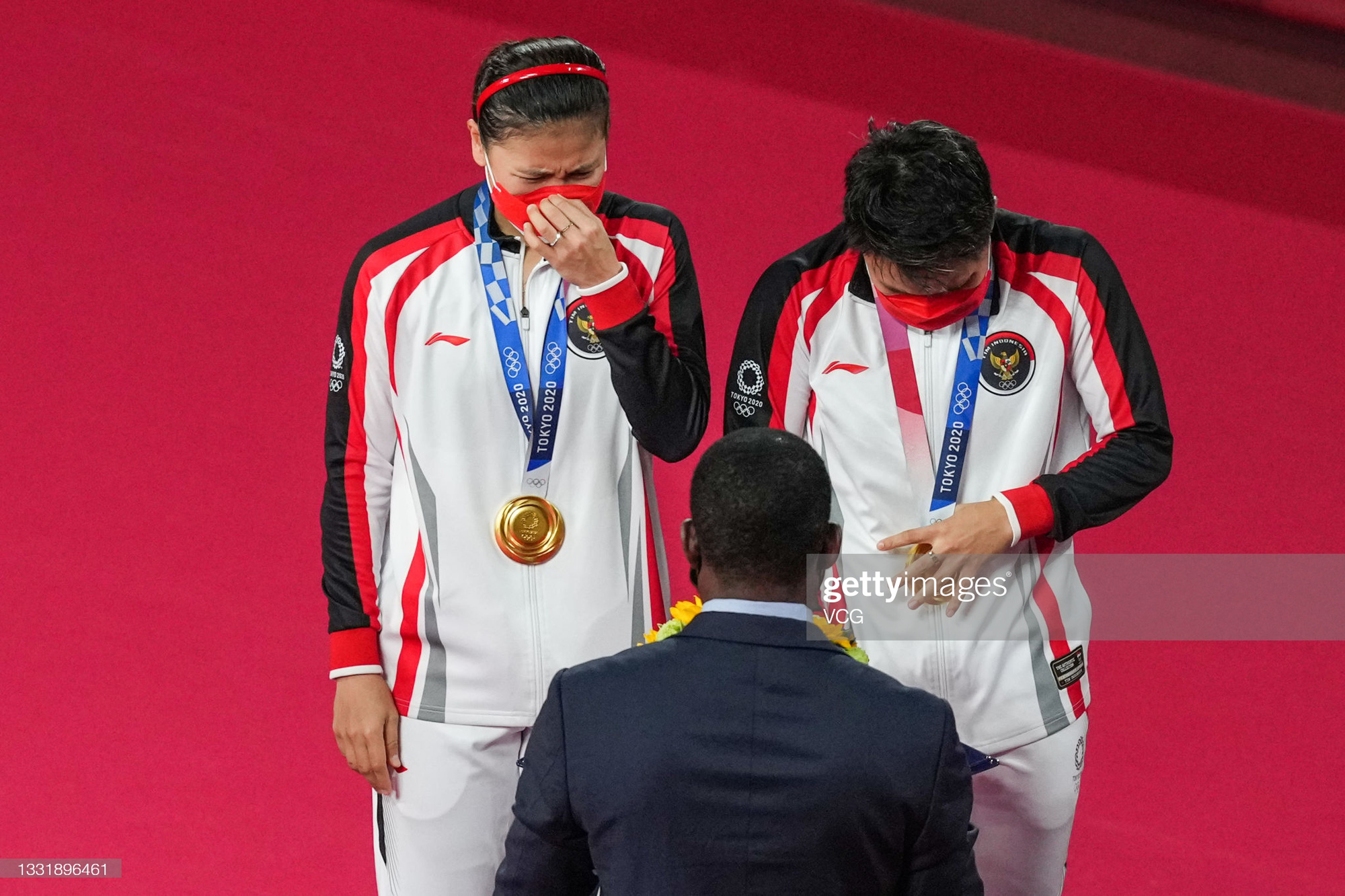 Sau bùng nổ trên sân, cặp đôi HCV Olympic cầu lông của Indonesia cúi người tỏ lòng biết ơn đầy xúc động - Ảnh 6.