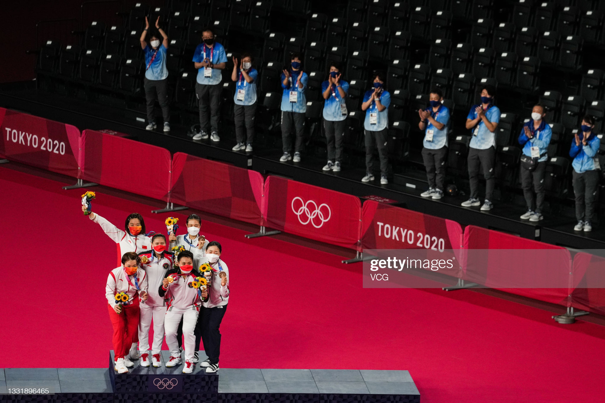 Sau bùng nổ trên sân, cặp đôi HCV Olympic cầu lông của Indonesia cúi người tỏ lòng biết ơn đầy xúc động - Ảnh 7.