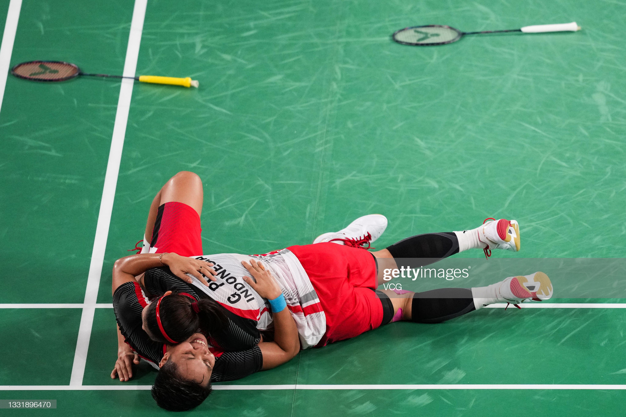 Sau bùng nổ trên sân, cặp đôi HCV Olympic cầu lông của Indonesia cúi người tỏ lòng biết ơn đầy xúc động - Ảnh 3.