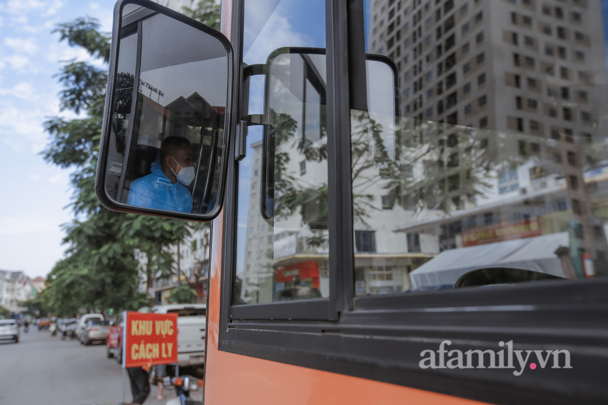 Cận cảnh: Đưa 13 F0 và hơn 30 F1 chung cư HH4C Linh Đàm đi cách ly, huy động gần 100 nhân viên y tế tổng lực xét nghiệm, truy vết - Ảnh 2.