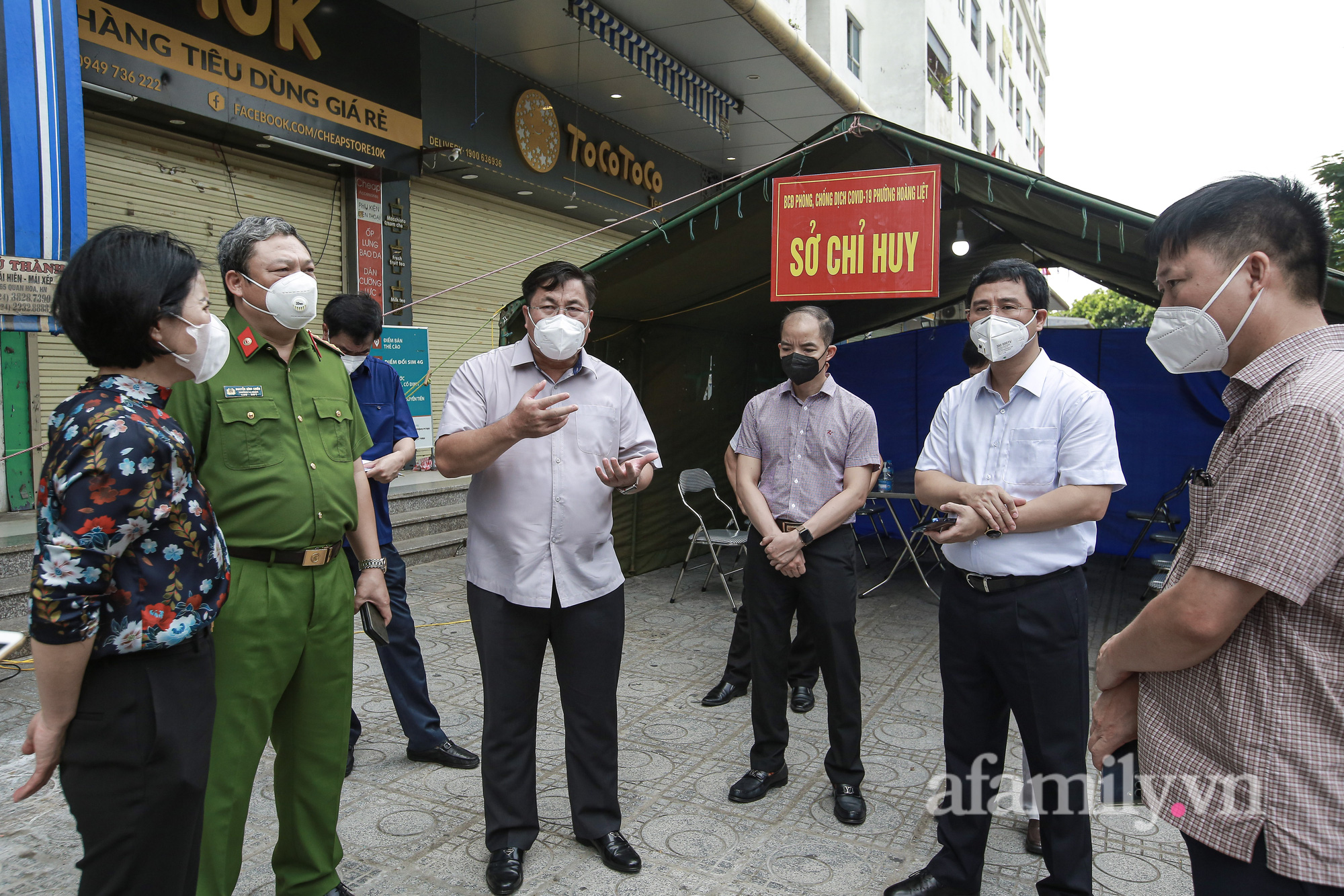 Cận cảnh: Đưa 13 F0 và hơn 30 F1 chung cư HH4C Linh Đàm đi cách ly, huy động gần 100 nhân viên y tế tổng lực xét nghiệm, truy vết - Ảnh 4.