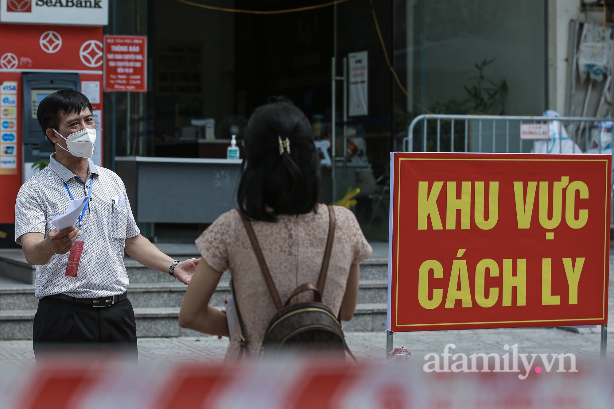 Cận cảnh: Đưa 13 F0 và hơn 30 F1 chung cư HH4C Linh Đàm đi cách ly, huy động gần 100 nhân viên y tế tổng lực xét nghiệm, truy vết - Ảnh 6.