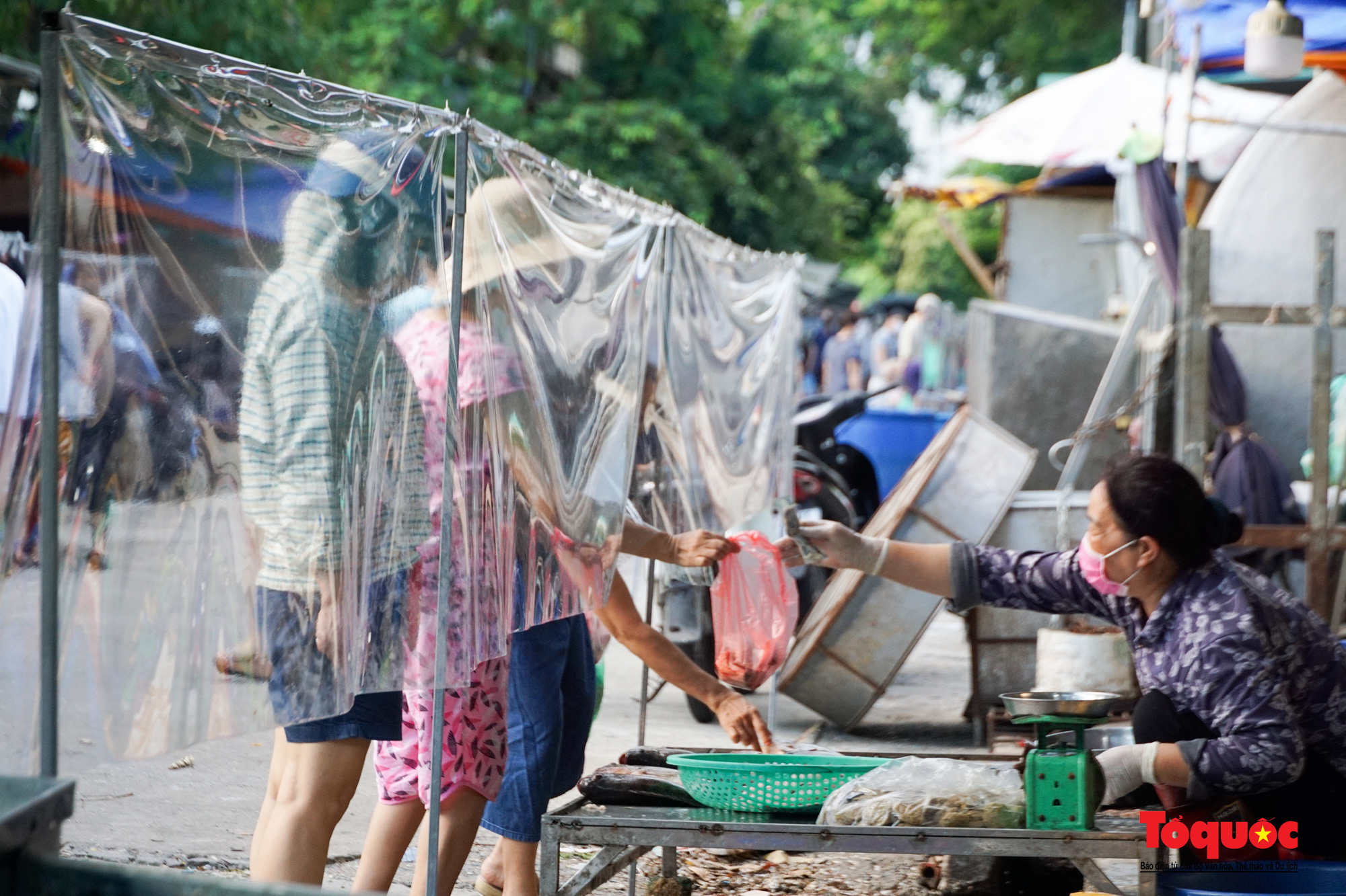 Chợ đầu mối phía Nam Hà Nội ngày đầu tiên mở cửa trở lại sau phong toả - Ảnh 16.