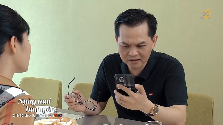 Ngày mai bình yên tập 4: Ông Phát tức điên xem clip con gái lớn bị phạt vì đi chơi với trai, con gái nhỏ cởi áo gửi hình qua mạng - Ảnh 5. Ngày mai bình yên tập 4: Ông Phát tức điên xem clip con gái lớn bị phạt vì đi chơi với trai, con gái nhỏ cởi áo gửi hình qua mạng - Ảnh 5.