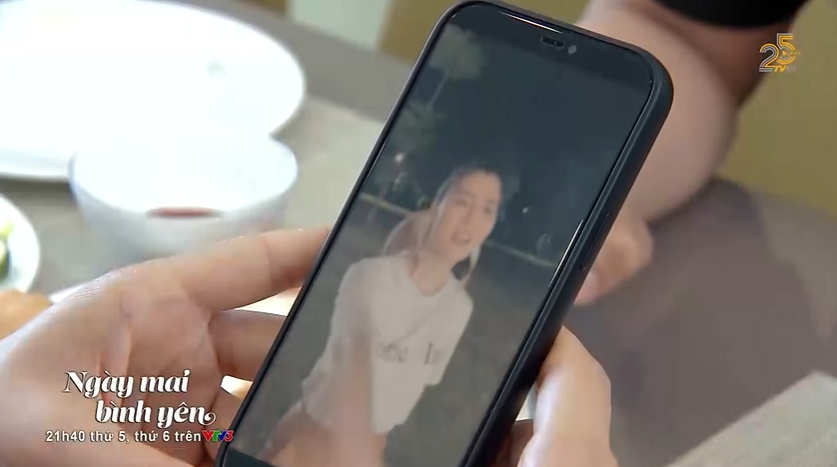 Ngày mai bình yên tập 4: Ông Phát tức điên xem clip con gái lớn bị phạt vì đi chơi với trai, con gái nhỏ cởi áo gửi hình qua mạng - Ảnh 6. Ngày mai bình yên tập 4: Ông Phát tức điên xem clip con gái lớn bị phạt vì đi chơi với trai, con gái nhỏ cởi áo gửi hình qua mạng - Ảnh 6.