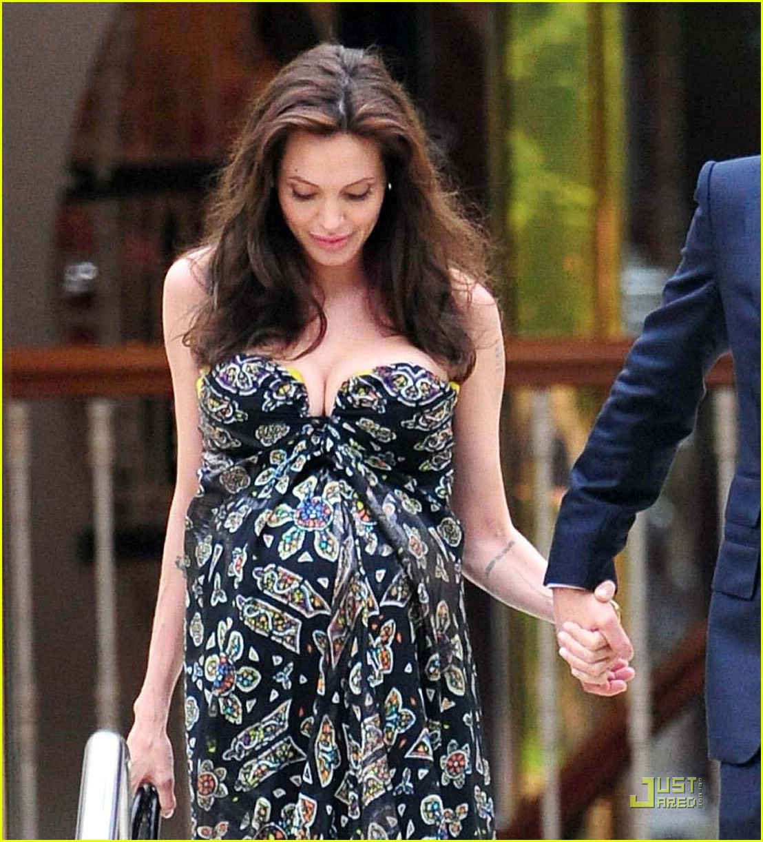 The best pregnant mother in Hollywood calls Angelina Jolie's name: Her belly is still breathtakingly beautiful, her breasts always grab the spotlight - Photo 8.