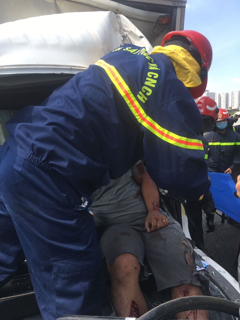 Giải cứu tài xế xe tải bị thương sau tai nạn, mắc kẹt trong cabin - Ảnh 4.