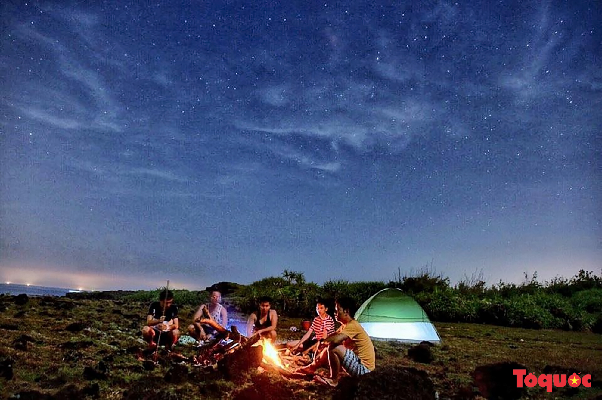 Trải nghiệm cắm trại đêm, đón bình minh trên miệng núi lửa ở đảo bé Lý Sơn - Ảnh 2.