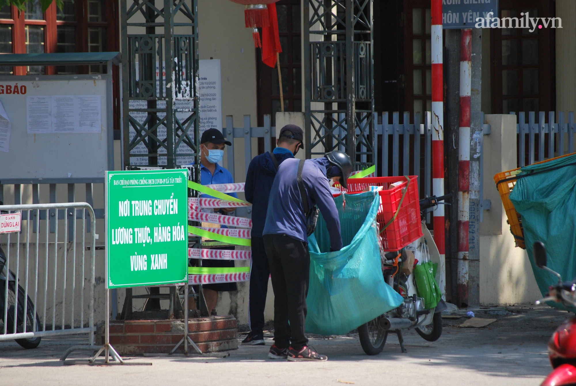 Khu vực tập kết nhu yếu phẩm gửi vào cho người dân vùng xanh