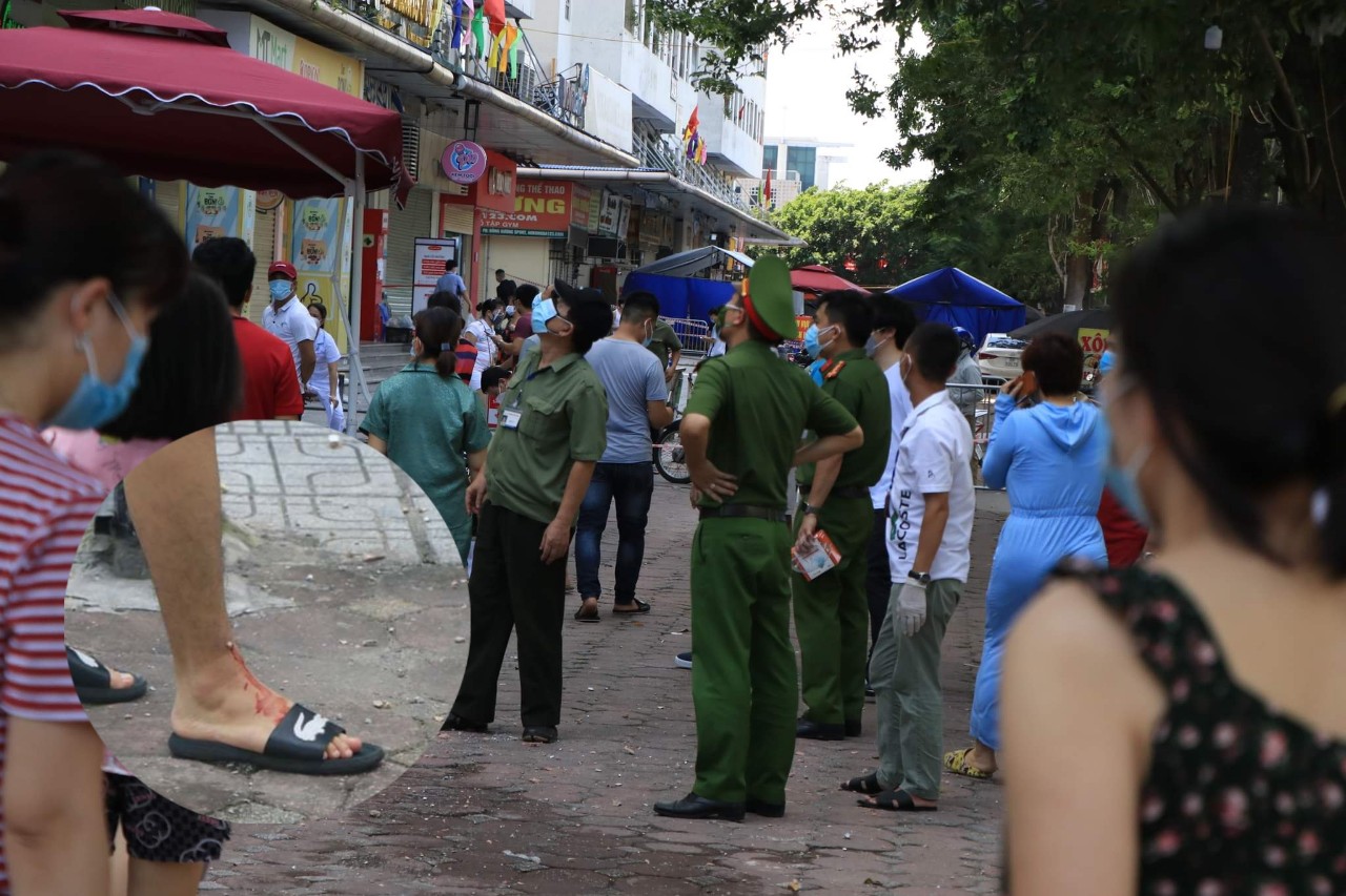 Hà Nội: Đang xét nghiệm Covid-19, nhiều người thót tim vì viên gạch men rơi từ tầng cao chung cư xuống - Ảnh 1.