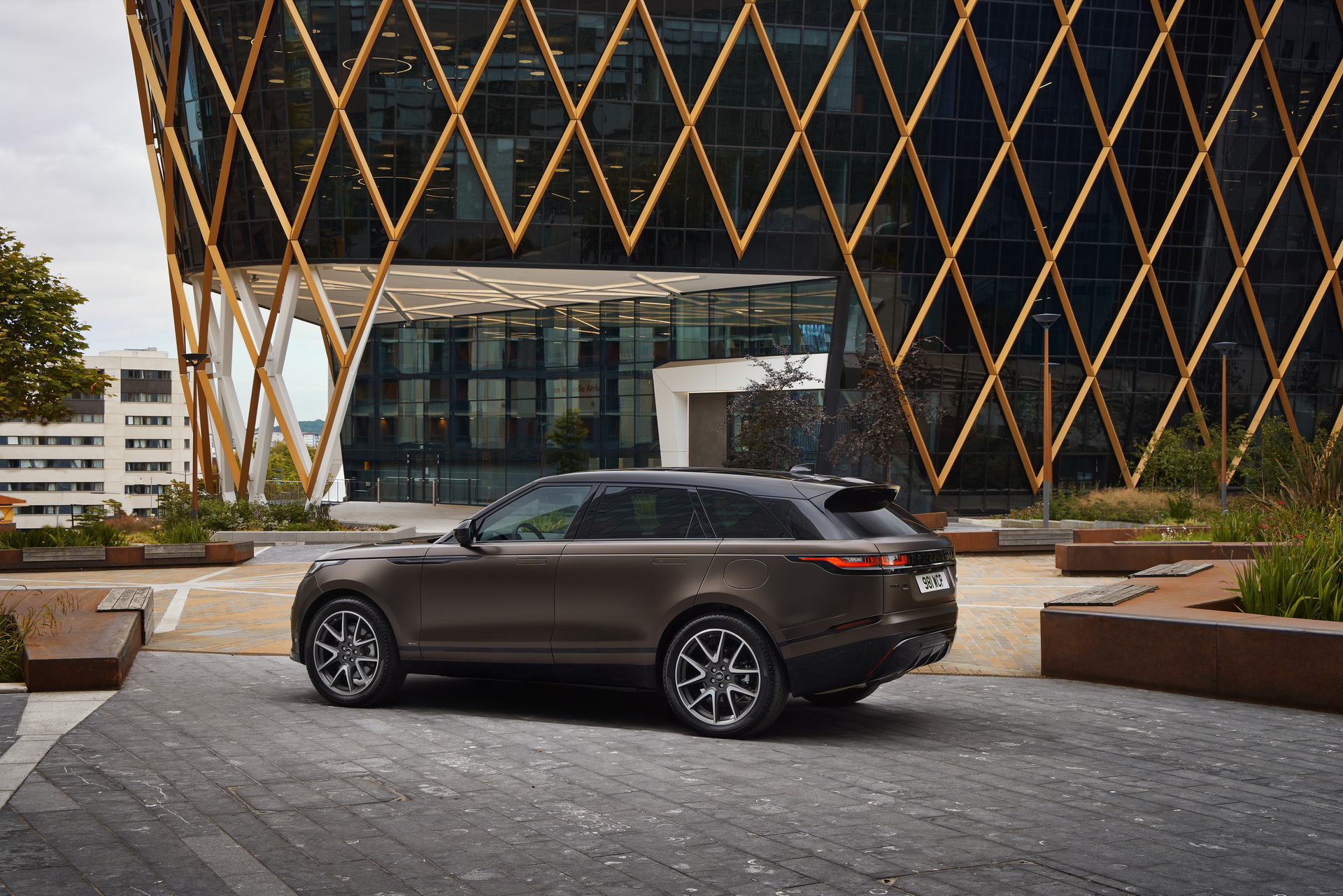 Ra mắt Range Rover Velar 2022: Thêm tiện nghi nội thất, có phiên bản đặc biệt dành cho người thích vàng - Ảnh 2.