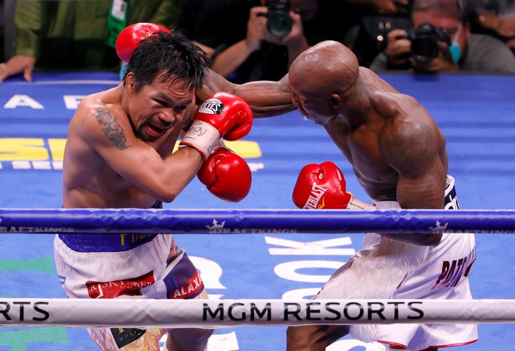 Xúc động khoảnh khắc Pacquiao chắp tay, cúi đầu chào khán giả sau khi để thua ở trận đấu có thể là cuối cùng trong sự nghiệp - Ảnh 4.