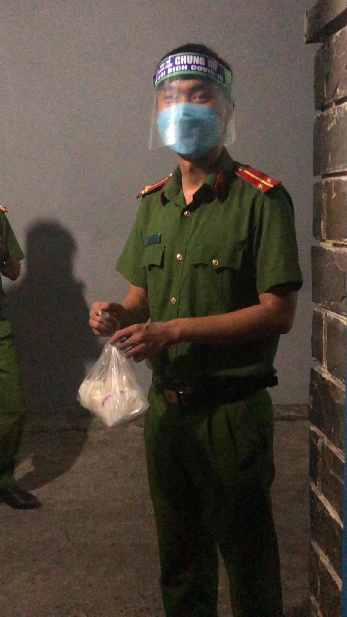 Xúc động chiến sĩ công an Đà Nẵng đi giao sữa cho bé 7 tháng tuổi sau khi nhận được một tin nhắn - Ảnh 1.