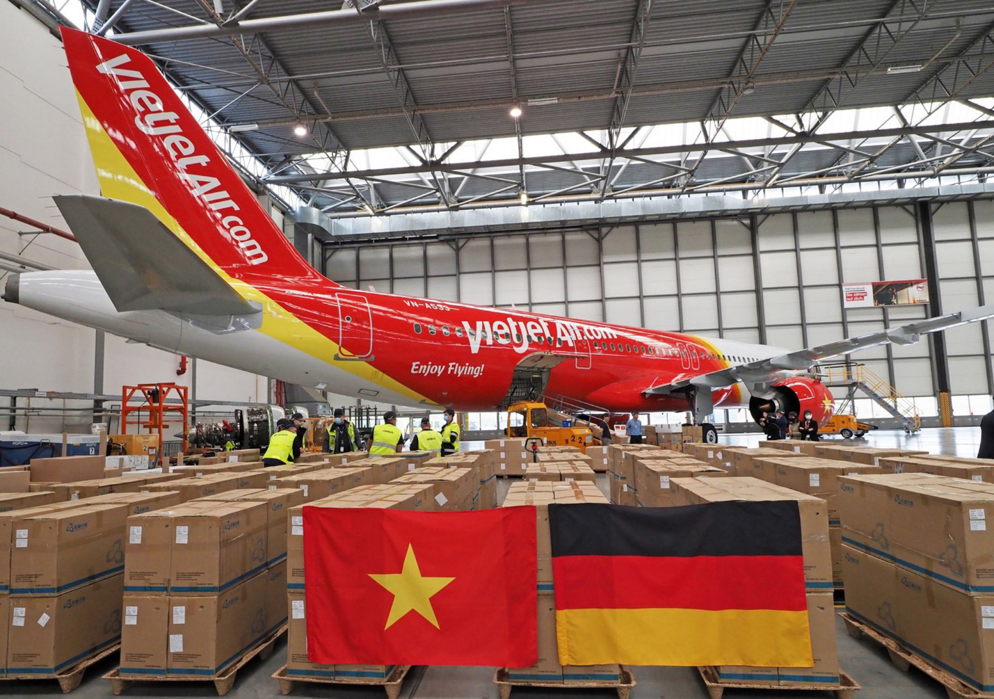 Hơn 10 tấn thiết bị y tế phòng dịch của Đức được Vietjet vận chuyển về Việt Nam - Ảnh 1.