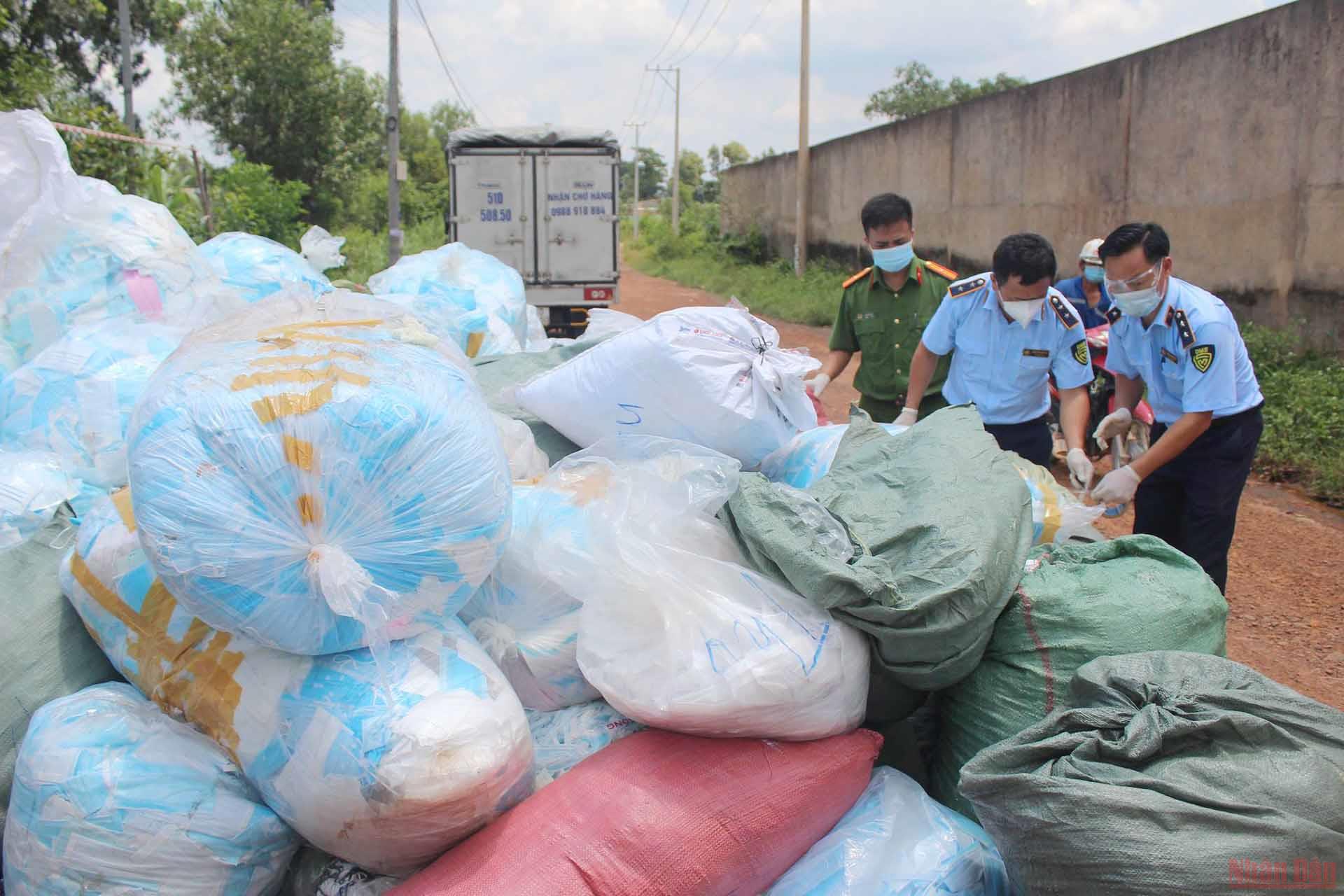 Phát hiện trên 1 tấn khẩu trang lỗi được tái chế nhằm tung ra thị trường kiếm lời - Ảnh 1.