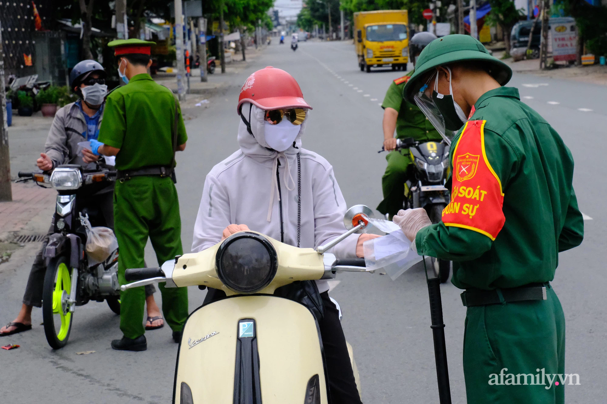 TP.HCM bổ sung các đối tượng được ra đường và các lực lượng không yêu cầu giấy đi đường - Ảnh 1.