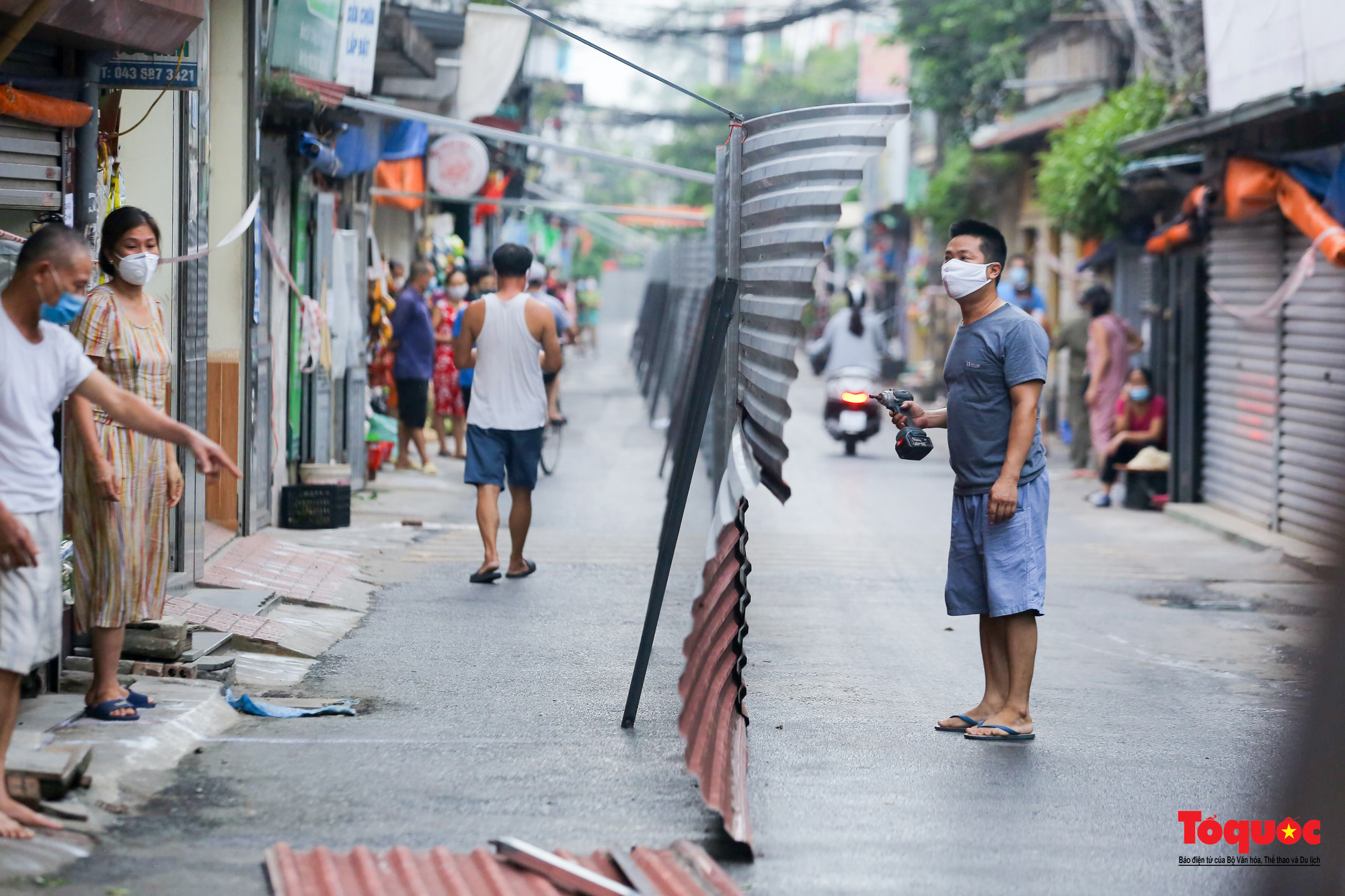 &quot;Bức tường&quot; tôn cao 2 m, dài 200m chia đôi đường tại Hà Nội để... phòng dịch được thảo bỏ - Ảnh 5.