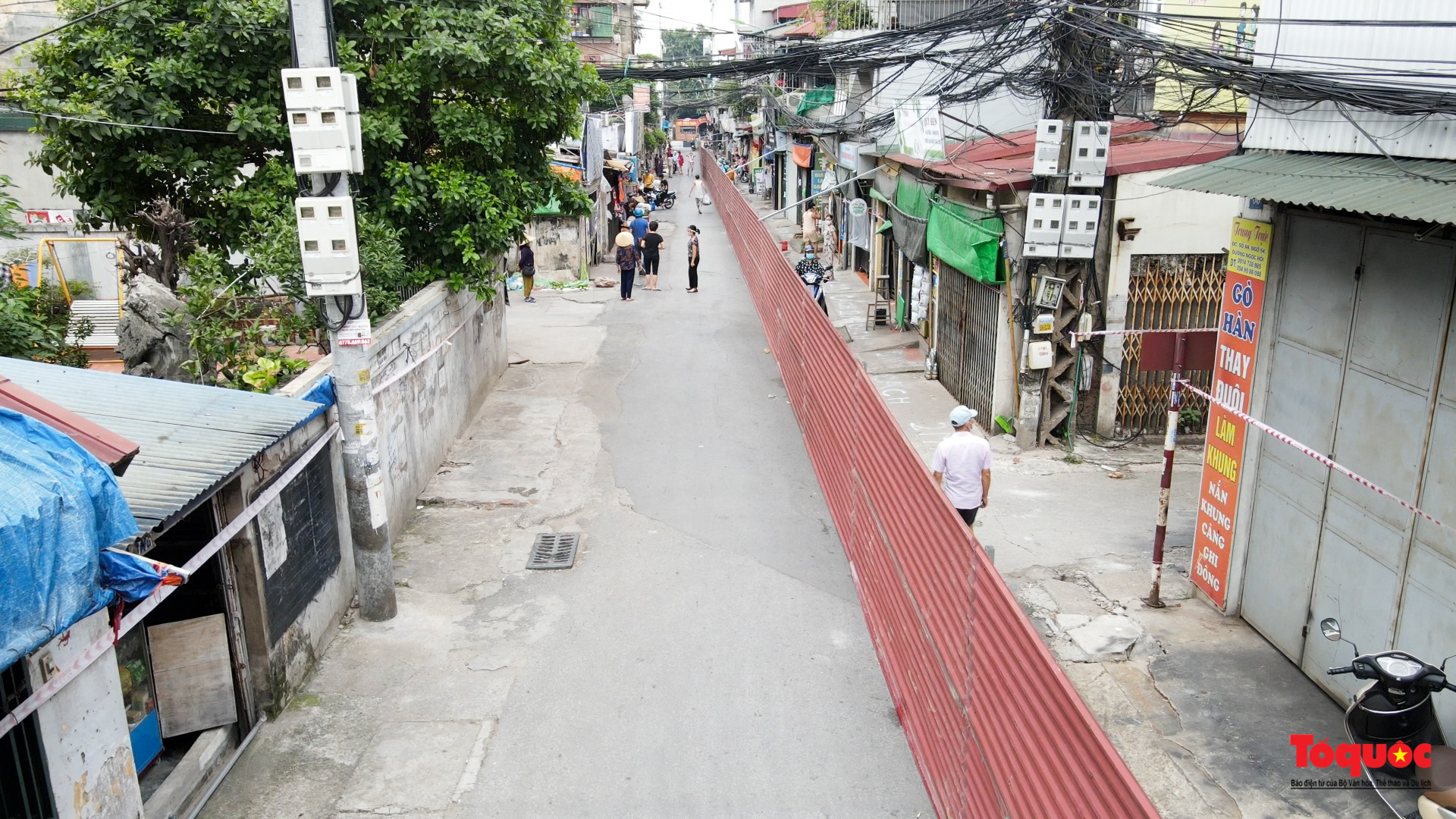 &quot;Bức tường&quot; tôn cao 2 m, dài 200m chia đôi đường tại Hà Nội để... phòng dịch được thảo bỏ - Ảnh 1.