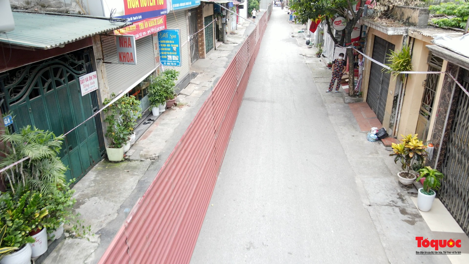 &quot;Bức tường&quot; tôn cao 2 m, dài 200m chia đôi đường tại Hà Nội để... phòng dịch được thảo bỏ - Ảnh 8.