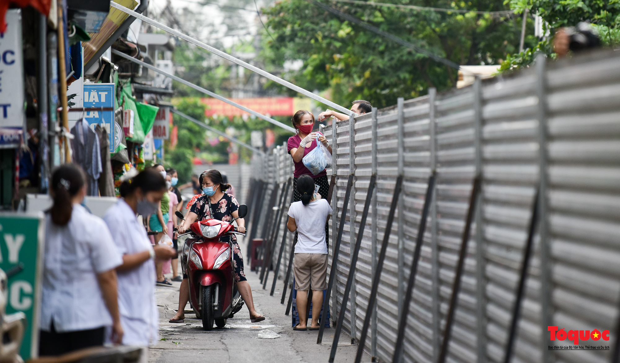 &quot;Bức tường&quot; tôn cao 2 m, dài 200m chia đôi đường tại Hà Nội để... phòng dịch được thảo bỏ - Ảnh 4.