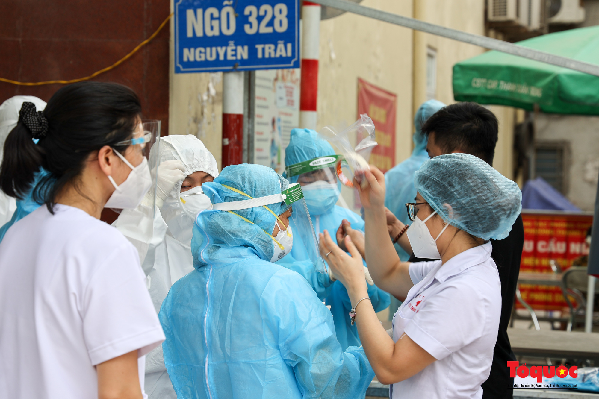 Ghi nhận 16 ca dương tính với SARS-CoV-2, Hà Nội cách ly y tế nơi ở của 2.000 người - Ảnh 3.