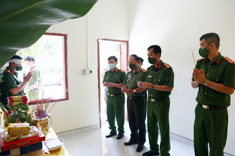 Cha mất vì bạo bệnh, phó công an huyện nén đau thương ở lại tâm dịch làm nhiệm vụ - Ảnh 2.