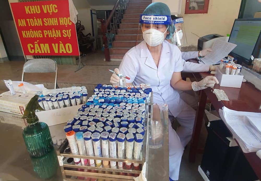 Lấy mẫu xét nghiệm toàn thành phố Vinh cho hơn 400 nghìn người, 108 mẫu gộp dương tính với SARS-CoV-2 - Ảnh 3.