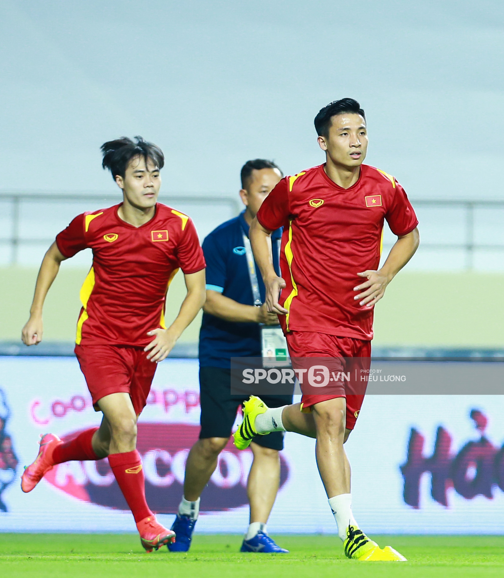Bùi Tiến Dũng (phải) vắng mặt ở hai trận gặp Saudi Arabia và Australia cùng đội tuyển Việt Nam