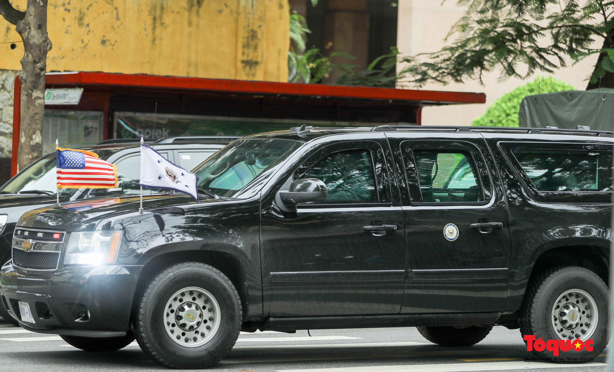 Dàn xe đặc chủng tháp tùng Phó Tổng thống Kamala Harris đi qua nhiều danh thắng của Hà Nội - Ảnh 7.