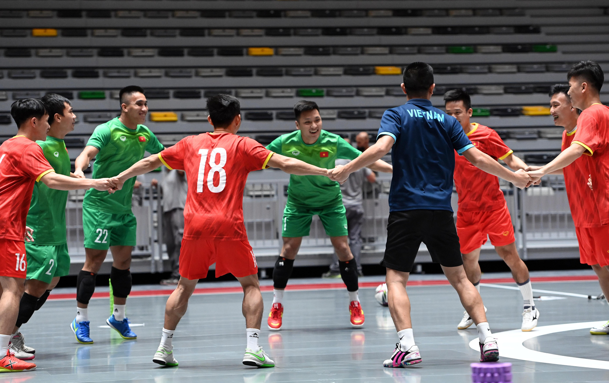 Đội tuyển futsal Việt Nam trong buổi tập đầu tiên tại Tây Ban Nha - Ảnh 12.