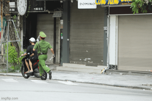 Công an quận Hoàn Kiếm triển khai tổ công tác đặc biệt kiểm soát giấy đi đường, nhiều trường hợp quay đầu bỏ chạy - Ảnh 14.