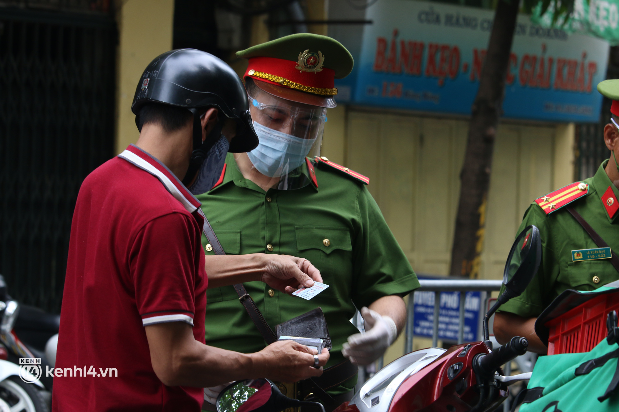 Hà Nội: Cô gái không đeo khẩu trang vô tư tiến thẳng về phía Tổ công tác, bị lập biên bản ngay lập tức - Ảnh 7.