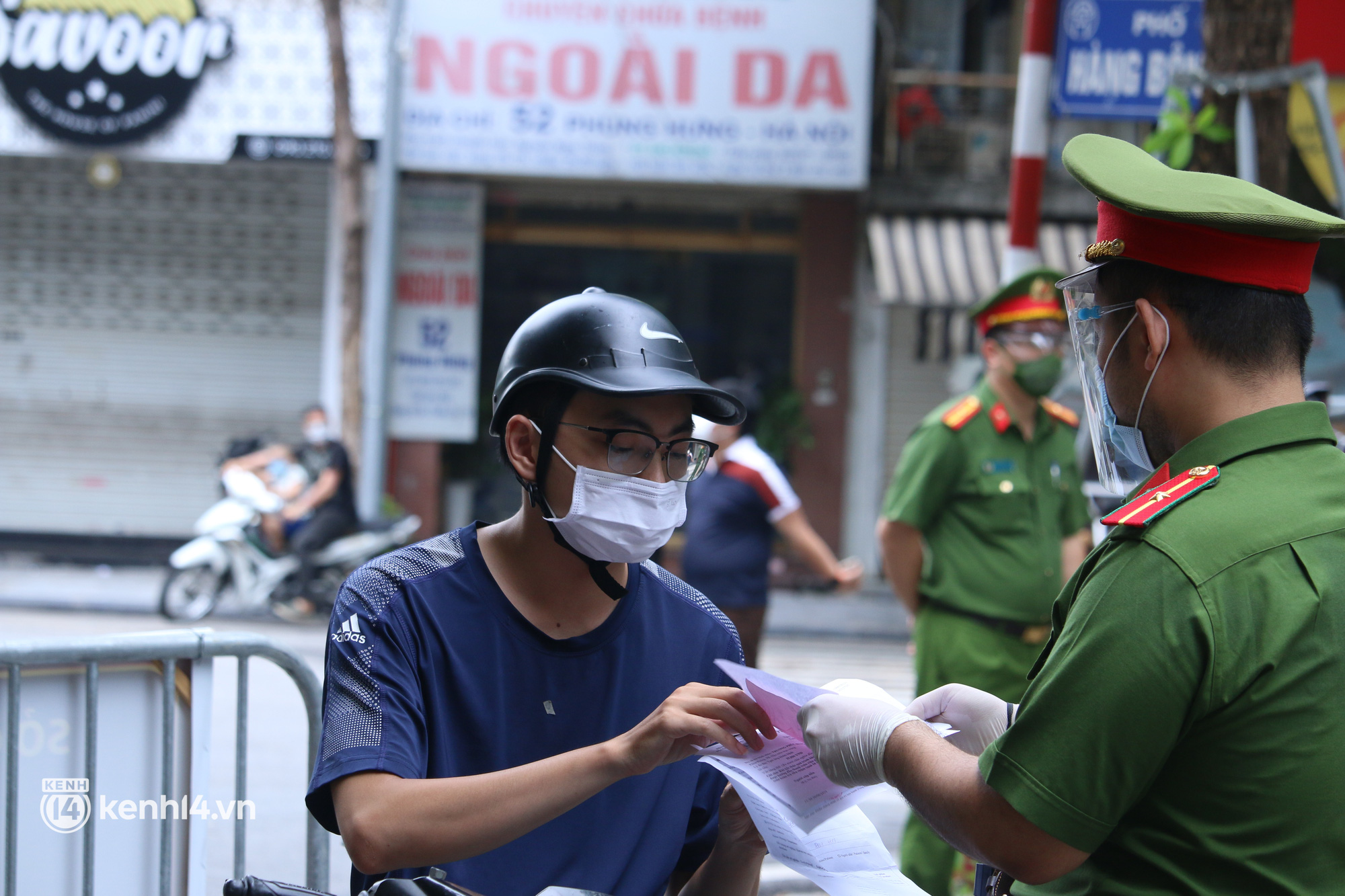 Hà Nội: Cô gái không đeo khẩu trang vô tư tiến thẳng về phía Tổ công tác, bị lập biên bản ngay lập tức - Ảnh 11.