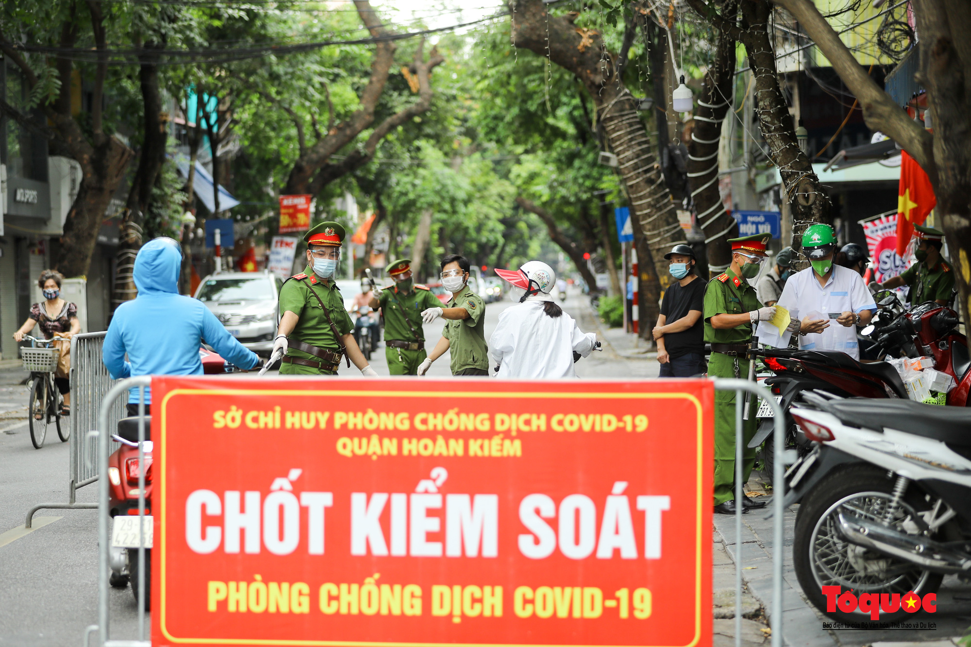 Công an quận Hoàn Kiếm triển khai tổ công tác đặc biệt kiểm soát giấy đi đường, nhiều trường hợp quay đầu bỏ chạy - Ảnh 2.