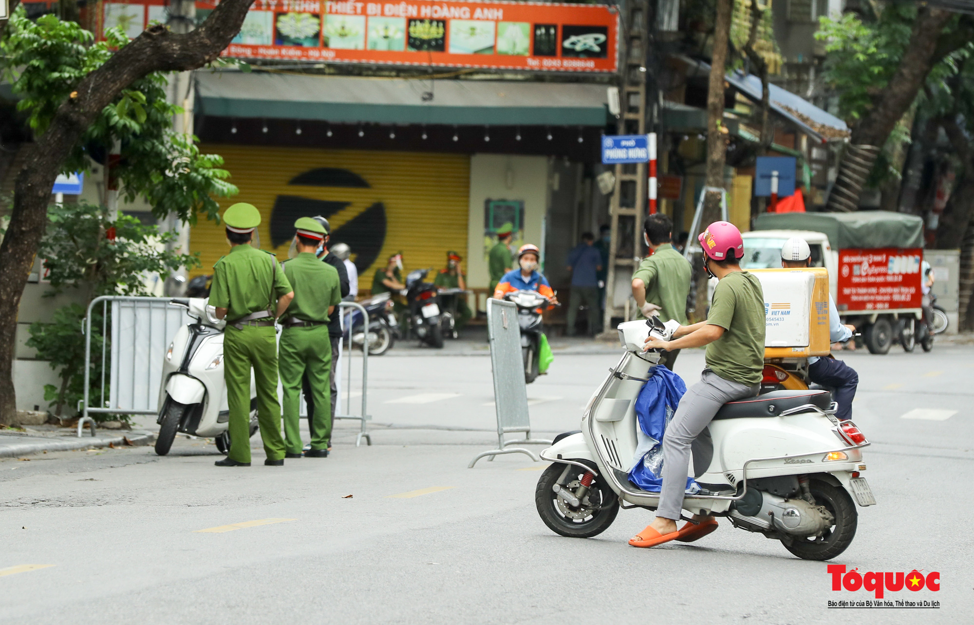 Công an quận Hoàn Kiếm triển khai tổ công tác đặc biệt kiểm soát giấy đi đường, nhiều trường hợp quay đầu bỏ chạy - Ảnh 10.