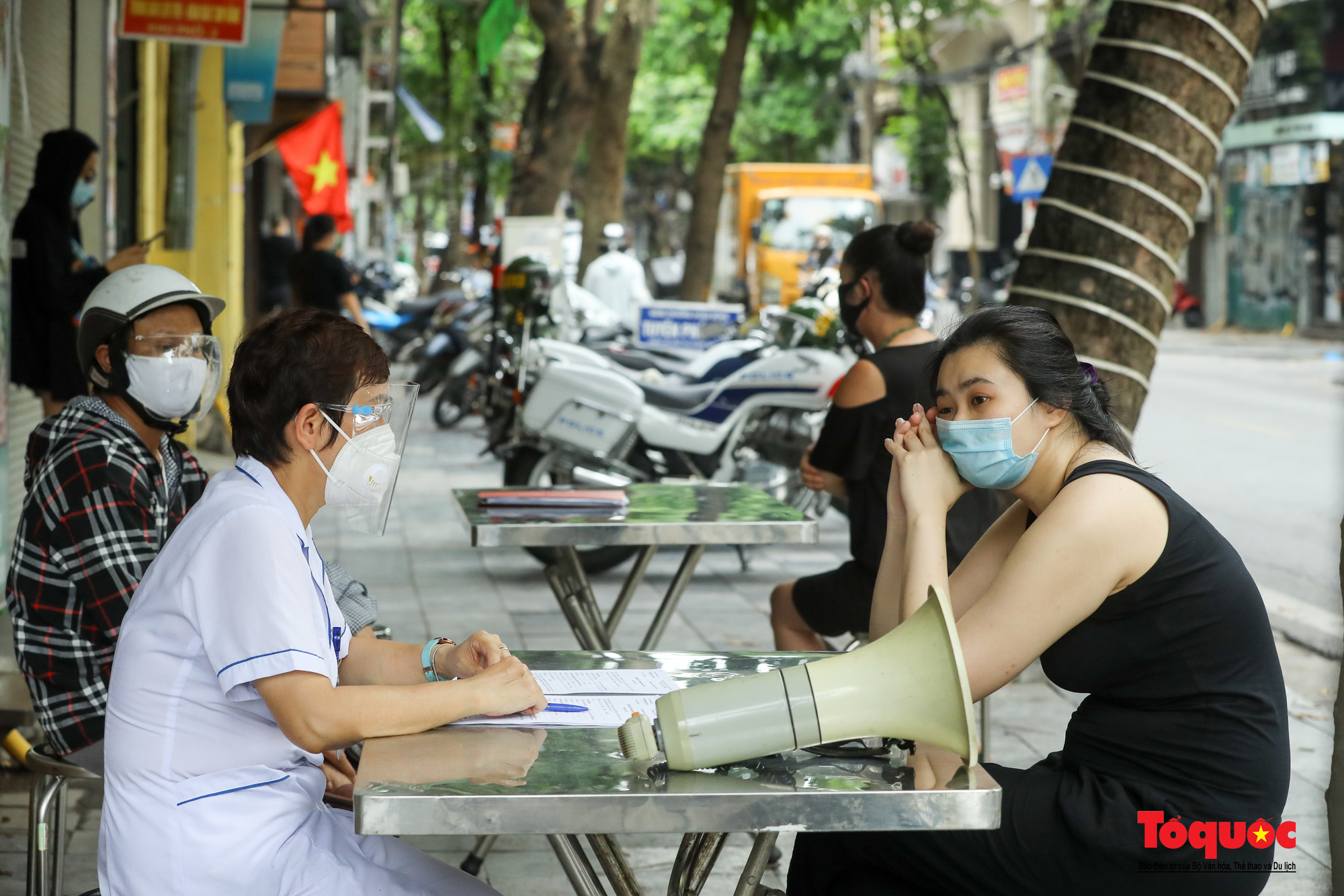 Công an quận Hoàn Kiếm triển khai tổ công tác đặc biệt kiểm soát giấy đi đường, nhiều trường hợp quay đầu bỏ chạy - Ảnh 16.