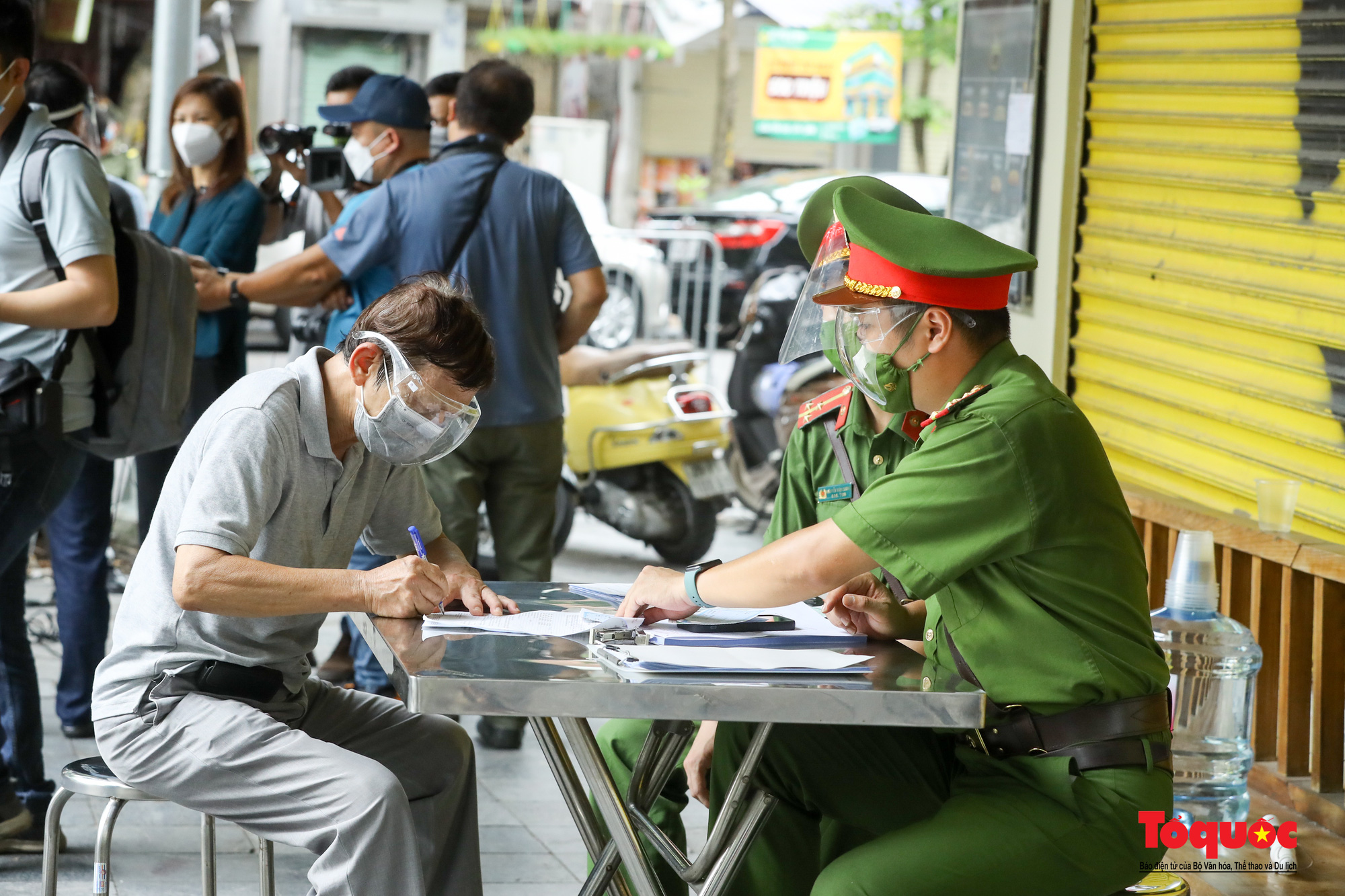 Công an quận Hoàn Kiếm triển khai tổ công tác đặc biệt kiểm soát giấy đi đường, nhiều trường hợp quay đầu bỏ chạy - Ảnh 17.