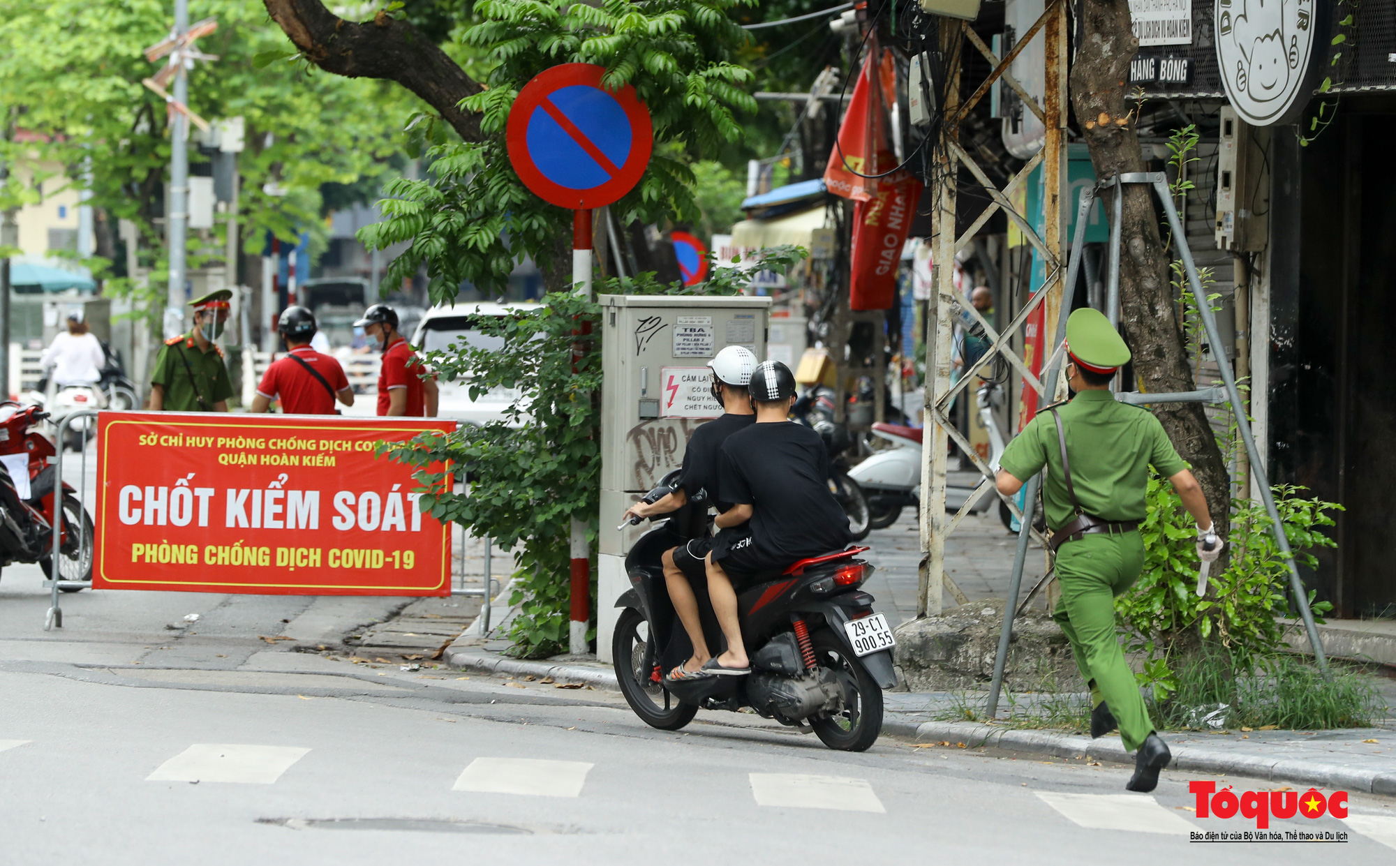 Công an quận Hoàn Kiếm triển khai tổ công tác đặc biệt kiểm soát giấy đi đường, nhiều trường hợp quay đầu bỏ chạy - Ảnh 12.