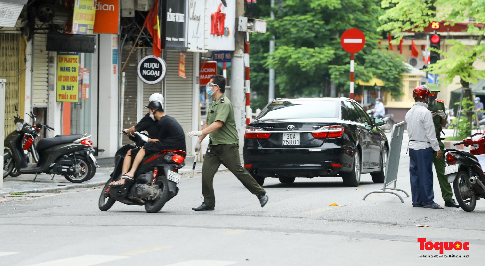 Công an quận Hoàn Kiếm triển khai tổ công tác đặc biệt kiểm soát giấy đi đường, nhiều trường hợp quay đầu bỏ chạy - Ảnh 13.