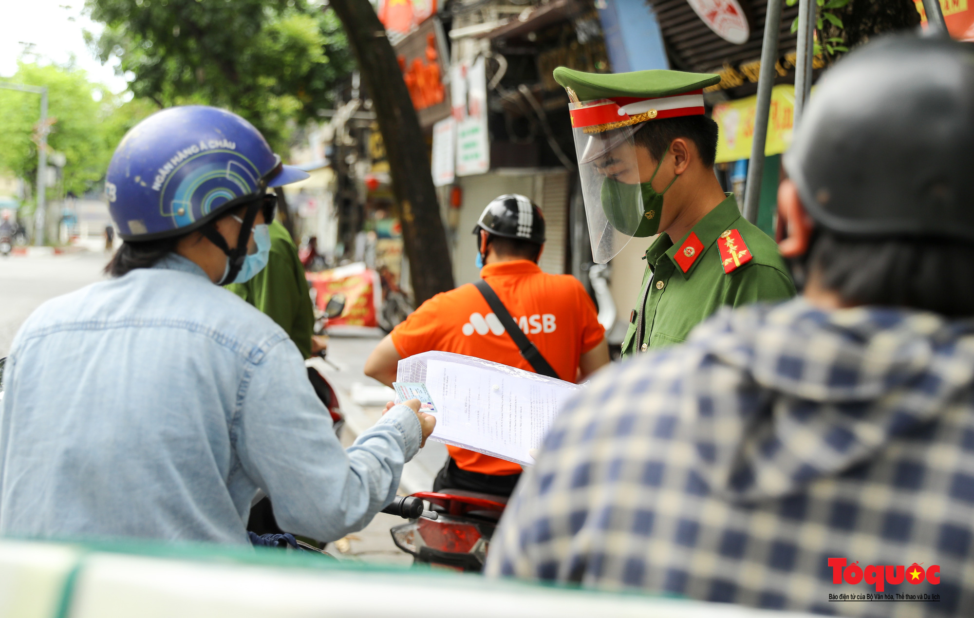 Công an quận Hoàn Kiếm triển khai tổ công tác đặc biệt kiểm soát giấy đi đường, nhiều trường hợp quay đầu bỏ chạy - Ảnh 5.