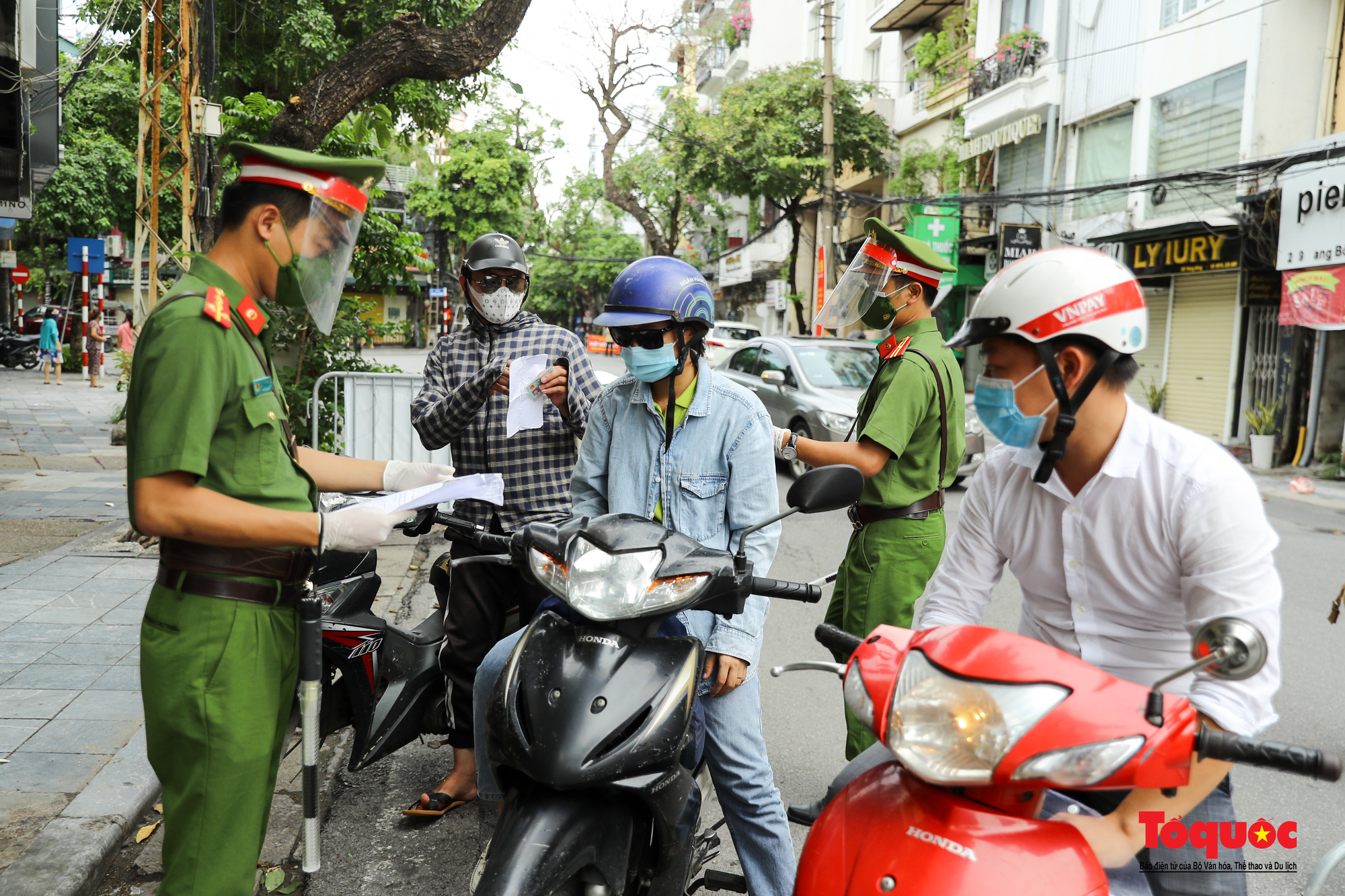 Công an quận Hoàn Kiếm triển khai tổ công tác đặc biệt kiểm soát giấy đi đường, nhiều trường hợp quay đầu bỏ chạy - Ảnh 3.