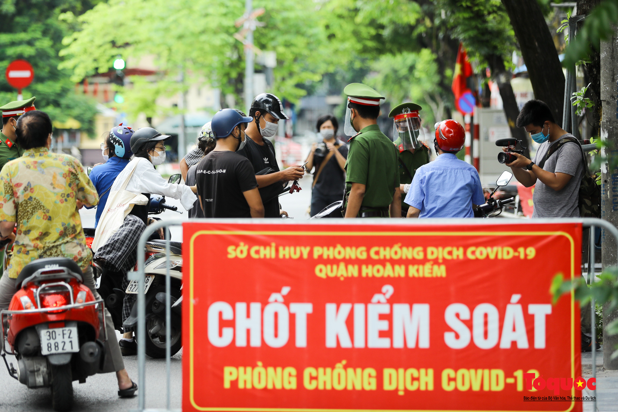 Công an quận Hoàn Kiếm triển khai tổ công tác đặc biệt kiểm soát giấy đi đường, nhiều trường hợp quay đầu bỏ chạy - Ảnh 7.