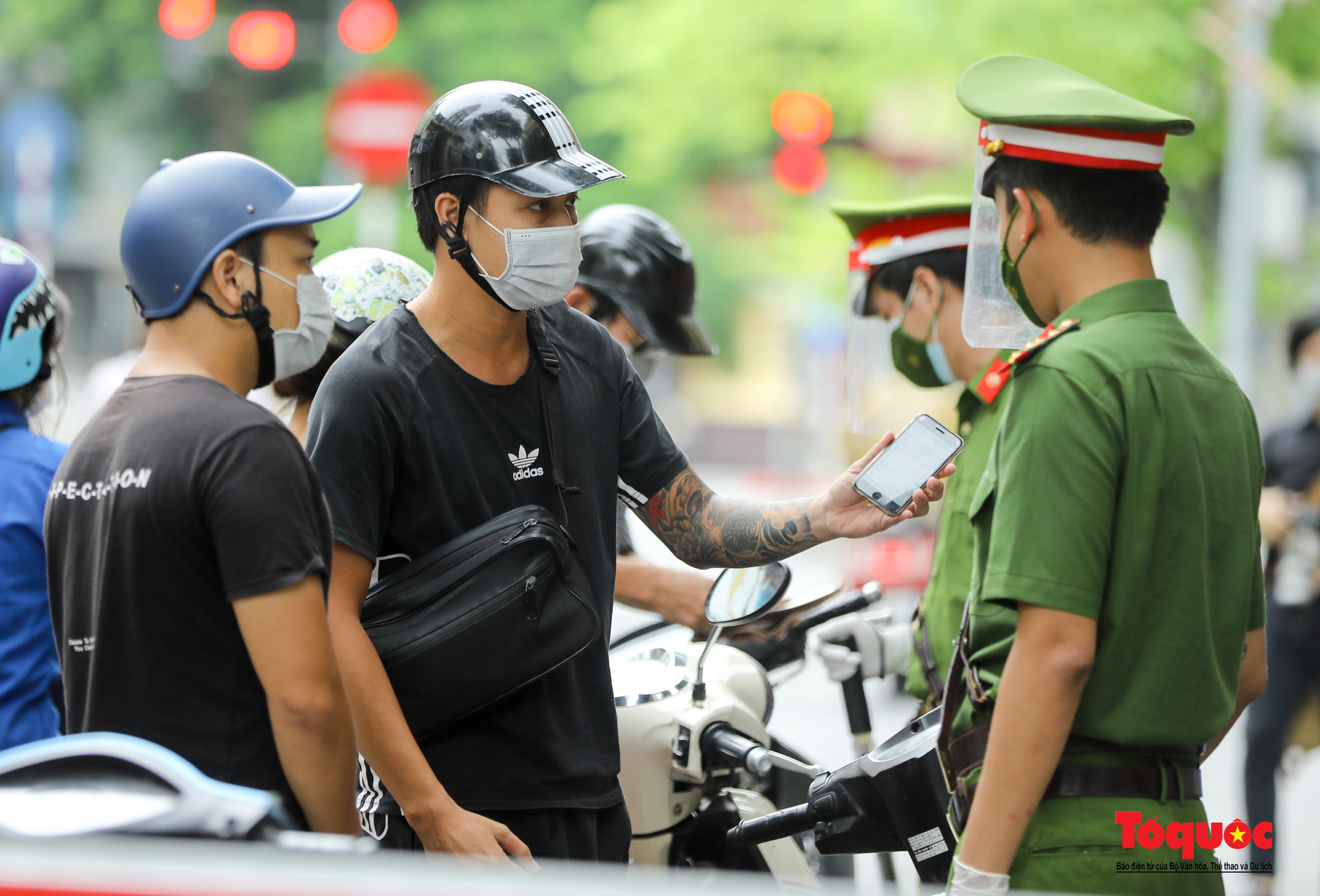 Công an quận Hoàn Kiếm triển khai tổ công tác đặc biệt kiểm soát giấy đi đường, nhiều trường hợp quay đầu bỏ chạy - Ảnh 8.